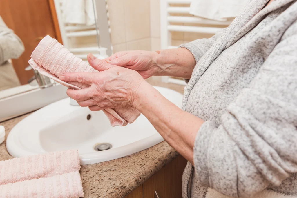 bathroom-folding-hand-towels